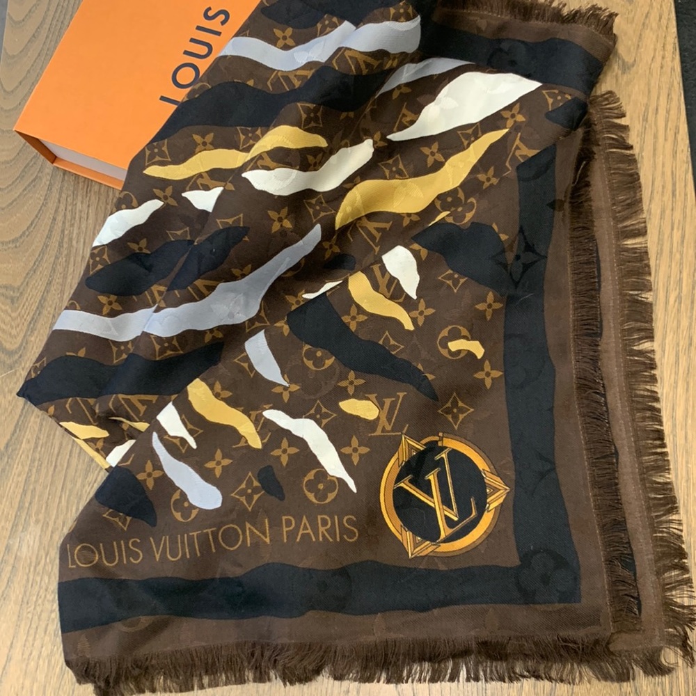 New Unworn Louis Vuitton shawl Zebra Jungle